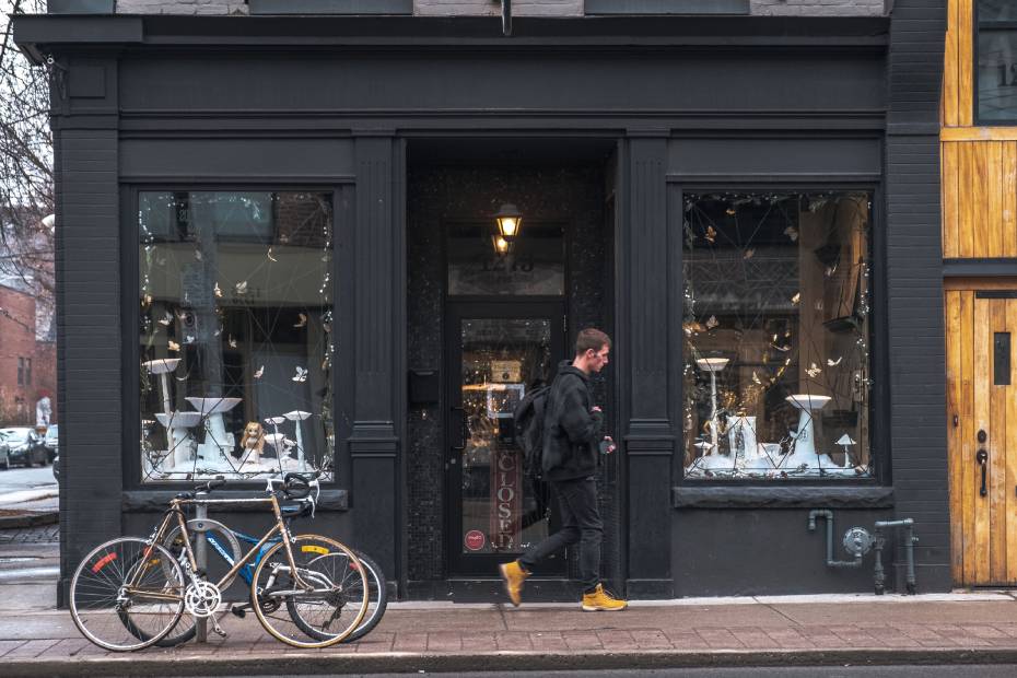 homme marchant devant le magasin