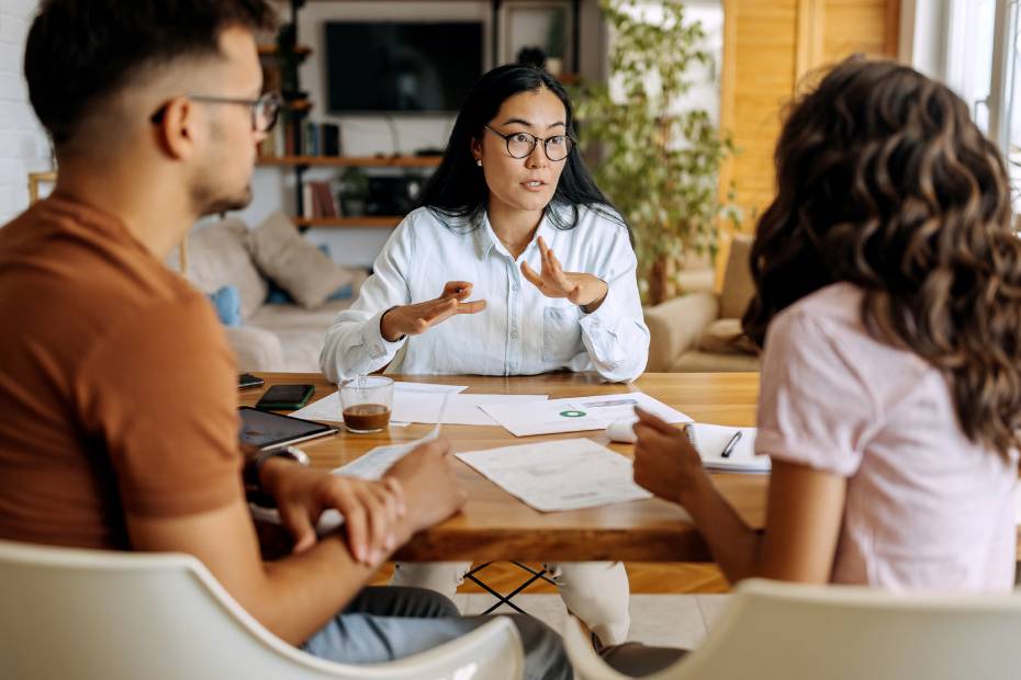 Conseiller financier donnant des conseils aux clients