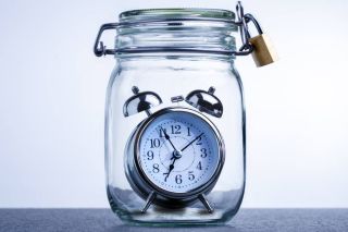 Photo d'une horloge à l'intérieur d'un bocal en verre