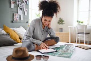 Femme qui regarde une tablette