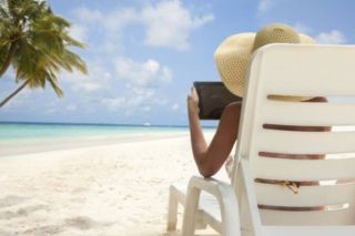 Dame sur une tablette sur la plage