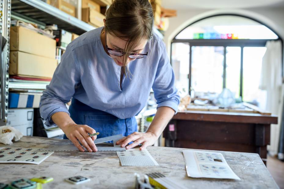 Femme propriétaire d'entreprise travaillant dans son entreprise artisanale