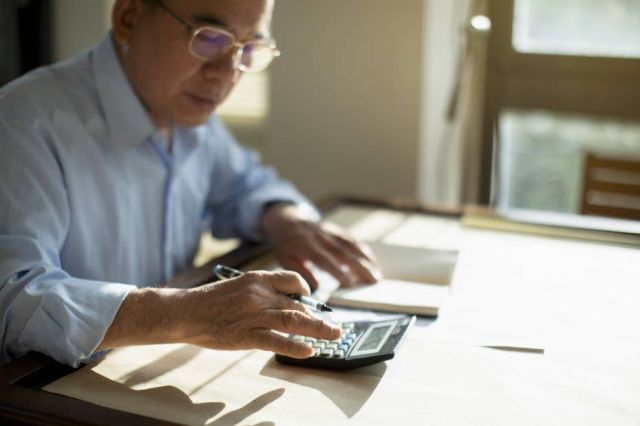 homme avec des documents