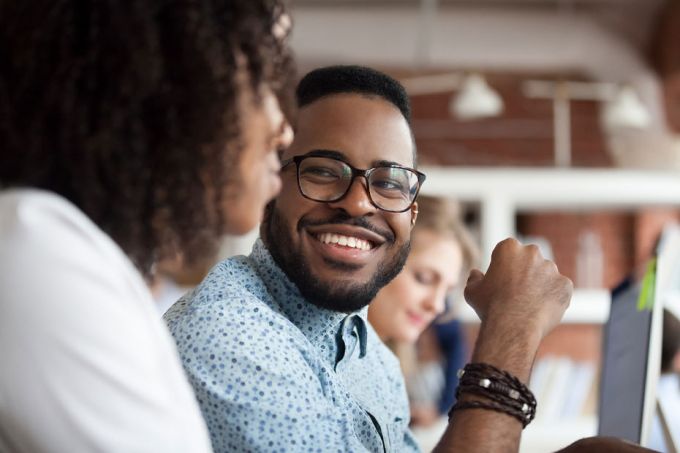 Collègues souriant et parlant ensemble