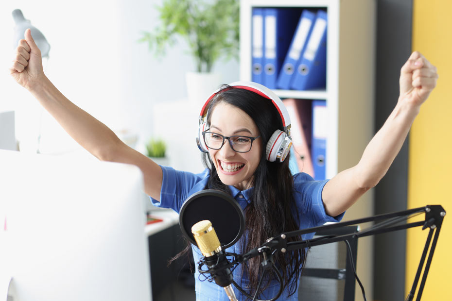 Podcaster féminin levant les bras pour célébrer