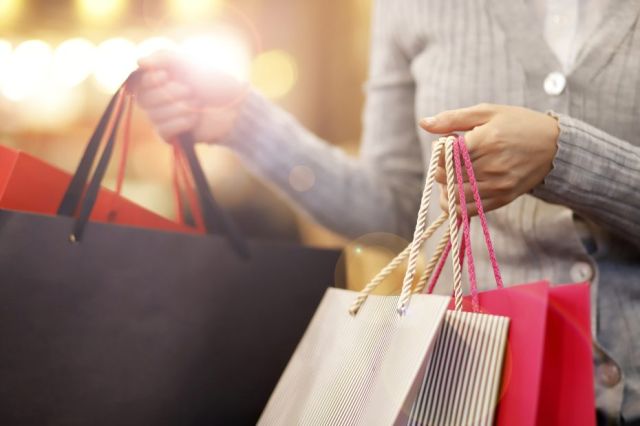 Gros plan d'une femme portant des sacs à emplettes