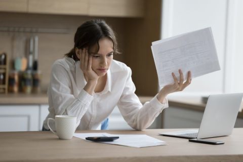 Femme stressée qui regarde ses factures