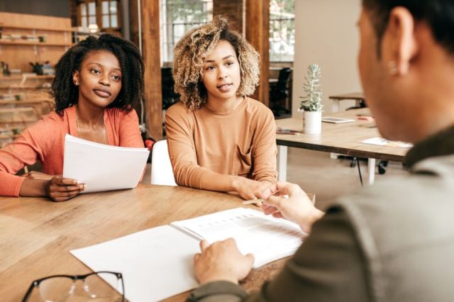 2 femmes propriétaires de petites entreprises lors d'une réunion d'affaires avec un conseiller