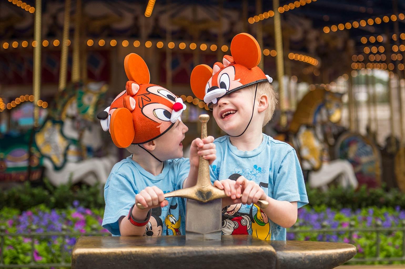 Deux jeunes garçons riant de Walt Disney 